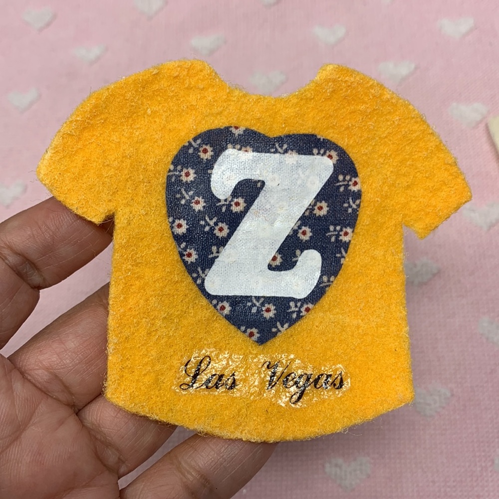 Shirt shaped decorations with Z and Las Vegas/1 is magnet - Picture 7 of 8
